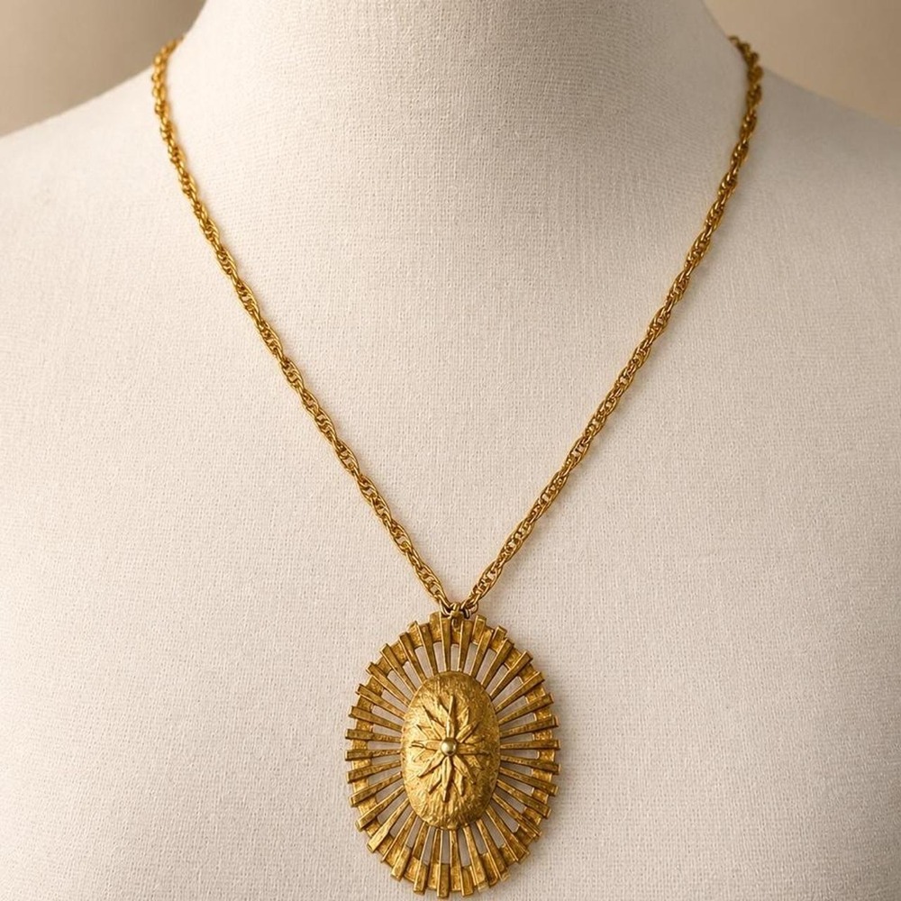 Vintage‎ Monet Gold Tone Sunburst Boho Pendant Necklace 80s Statement Rope Chain